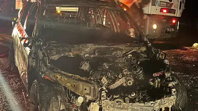 Bayram dönüşü kabusa döndü: Alev topuna dönen otomobilden son anda kurtuldular