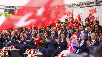 Denizli’de 19 Mayıs coşkusu: 120 metrelik bayrakla dev kortej