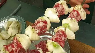 Doğal antibiyotik sofralara döndü: Araban’da mangallar sarımsak kebabı için yakıldı