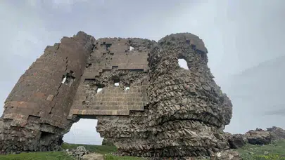 Sınır hattındaki sessiz çığlık: Bin yıllık Kız Kalesi zamana yenik düşüyor