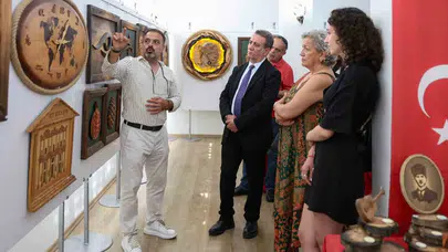 Efeler’de ahşabın sanata dönüştüğü anlar: Başkan Yetişkin’den anlamlı ev sahipliği