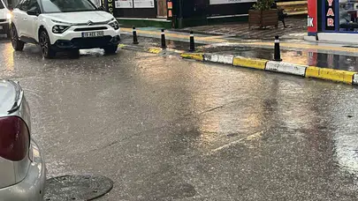 Çorum’da gökyüzü karardı: Sağanak yağış trafiği felç etti