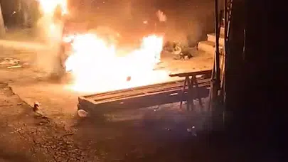 Kırıkkale’de korku dolu anlar: Sanayi sitesinde park halindeki araç küle döndü