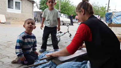 Zorluklara inat gülümseyen anneler: Kerpiç evlerde Anneler Günü coşkusu