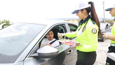 Kapadokya yolcularına bayram sürprizi: Polis bu kez ceza değil çikolata dağıttı