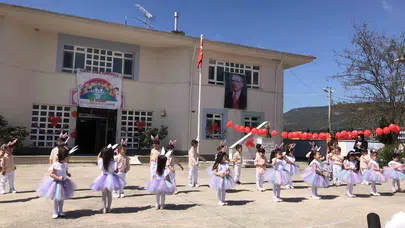 Gölpazarı’nda minik yüreklerden büyük performans: Anneler gözyaşlarını tutamadı