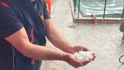 Sandıklı'da gökyüzü bir anda karardı: Misket büyüklüğündeki dolu hayatı felç etti