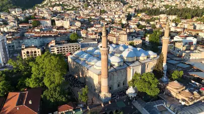 Bursa’da bayram sabahı: Tarihi mabetlerde seccadeler avlulara taştı