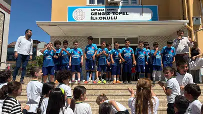 Kepez'de yeşil sahaların yeni hakimi belli oldu: Kupa Cengiz Topel'in ellerinde yükseldi