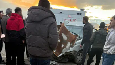 Yüksekova’da ortalık savaş alanına döndü: 3 araç birbirine girdi, 11 kişi hastanelik oldu