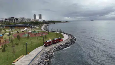 Yaralar sarıldı, İskenderun sahili nostalji dolu bir yolculuğa çıktı: Vatandaşlar ücretsiz trenle keyif sürüyor