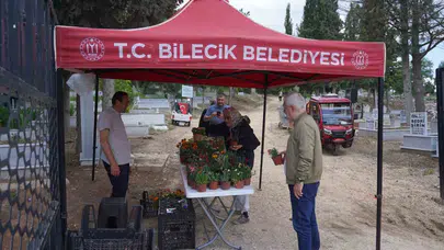 Bilecik’te bayram sabahı duygusal anlar: Kabir ziyaretlerine gidenlere anlamlı hediye