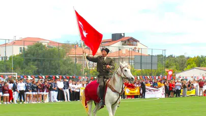 Datça’da 19 Mayıs coşkusu: Beyaz atlı süvariden nefes kesen bayrak şovu