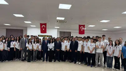 Genç beyinlerin bilimsel yolculuğu Burhaniye’de görücüye çıktı: Geleceğin mucitleri projeleriyle büyüledi