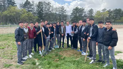 Geleceğin mimarları toprağa dokundu: Bayburtlu gençler okullarını ormana dönüştürüyor