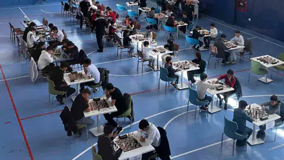 Alaca’da gençler sporda buluştu: Şehit Nedim Tuğaltay Lisesi kupalara ambargo koydu