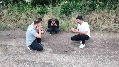 Belediyeye "cenaze töreni" düzenlediler: Köstebek yuvasına dönen yollar için sıra dışı eylem