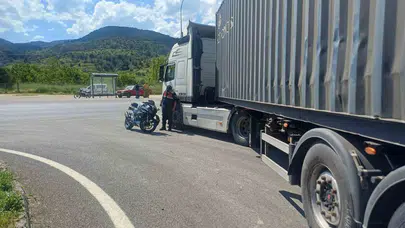 Bilecik'te korkutan kaza: Kavşakta tır ile motosiklet birbirine girdi