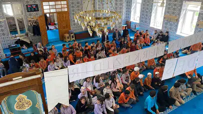 Cami avlusu oyun alanına dönüştü: Minikler hem eğlendi hem öğrendi