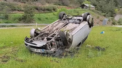 Tokat’ta korku dolu anlar: Lastiği patlayan otomobil hurdaya döndü, 5 kişi hastanelik oldu