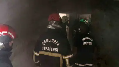 Şanlıurfa’nın kalbinde korku dolu anlar: İşlek caddedeki apartmandan dumanlar yükseldi