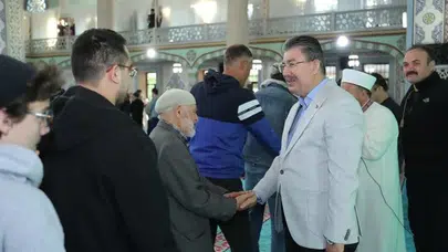Eskişehir’de bayram sabahı: Vali Yılmaz safı vatandaşla tuttu