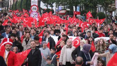 Bolu'da bayram coşkusu: 200 metrelik dev bayrakla caddeyi kırmızı beyaza boyadılar