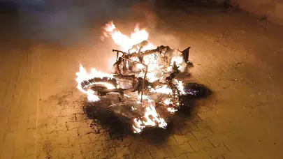Aile kavgası sokağa taştı: Sinirlerine hakim olamayınca motosikletini ateşe verdi