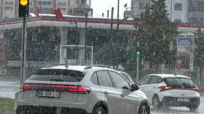 Aksaray’da gökyüzü boşaldı: Şehir merkezinde hayat felç oldu, üreticinin ise yüzü güldü