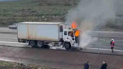 Bingöl yolunda korku dolu anlar: Seyir halindeki kamyon dakikalar içinde küle döndü
