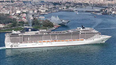 İstanbul’un tarihi siluetini unutturdu: Turistler Ayasofya’yı değil, TCG Anadolu’yu izledi