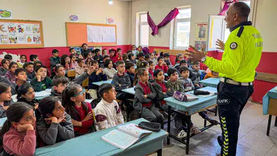 Minik öğrenciler trafik kurallarını yerinde öğrendi: Muradiye’de güvenli yarınlar için ilk adım