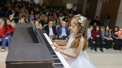 Ardahan'da sahne çocukların: Minik yetenekler izleyenleri büyüledi