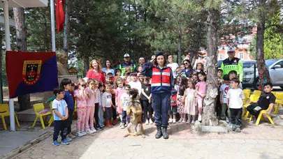 Minik öğrencilere jandarma şefkati: Geleceğin teminatı çocuklar güvenlik kurallarını yerinde öğrendi