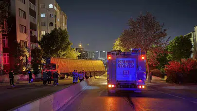 Küçükçekmece’de korkutan kaza: Rampayı çıkamayan tır devrildi
