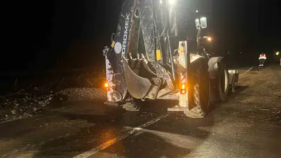 Osmaneli’de doğa felaketi: Dağdan kopan kaya ve ağaçlar yolu trafiğe kapattı