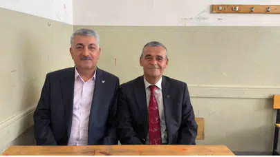 42 yıl sonra aynı sırada buluştular: Mezunlar okul sıralarında gençlere ilham oldu
