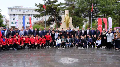 Van’da coşku dorukta: Gençlik bayramı törenle selamlandı