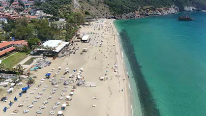 Alanya'da yaz provası: Kleopatra Plajı turist akınına uğradı