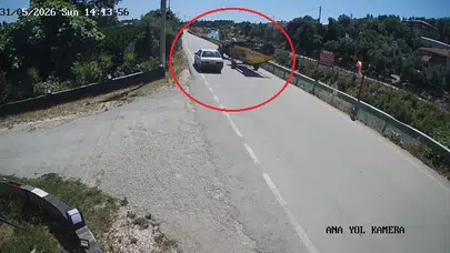 Ölümden döndüler: Serik'teki feci kazada vicdansız sürücü arkasına bakmadan kaçtı