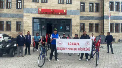 Aslanapa’da iki teker üzerinde farkındalık: Gençler hem spor yaptı hem çevre mesajı verdi