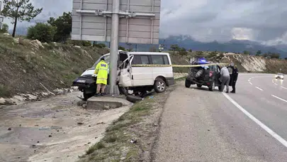 Elmadağ'da feci kaza: Minibüs sürücüsü direksiyon başında can verdi
