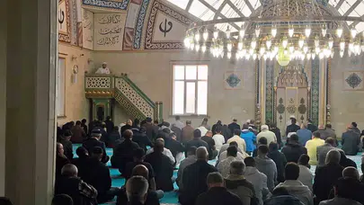 Selendi’de bayram sabahı: Camiler doldu taştı, kardeşlik mesajları verildi
