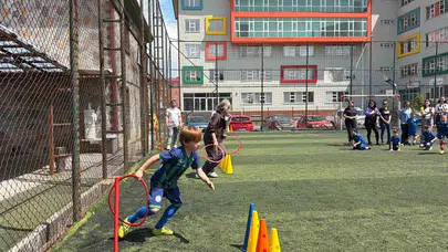 Tribünlerden sahaya indiler: Hopa’da anneler futbolculara taş çıkarttı