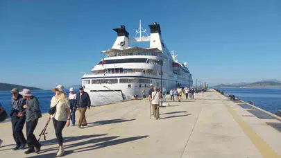 Bodrum limanında hareketli saatler: Dev kruvaziyer rotasını Ege'ye çevirdi