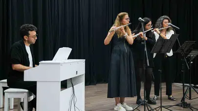 Aliağa’da sanat rüzgarı: 242 öğrenci yeteneklerini sahnede konuşturdu