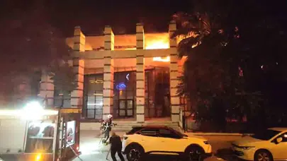 Kuşadası’nda korkutan gece: Metruk binadan yükselen alevler paniğe neden oldu