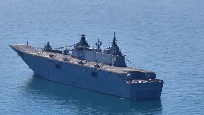 İstanbul Boğazı’nın devleri sahneye çıktı: TCG Anadolu ve denizaltıdan gövde gösterisi