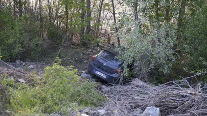 Ölümden döndüler: 70 metre savrulan otomobil çay kenarında durabildi