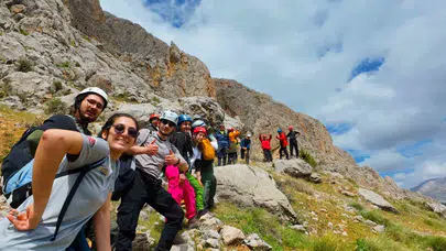 Adrenalin tutkunları Kemaliye’de buluştu: 430 metre yükseklikte nefes kesen zirve yürüyüşü
